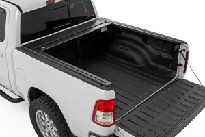 Ram 1500 Manual Retractable Bed Cover - Rough Country - Matte Black - '19-'26